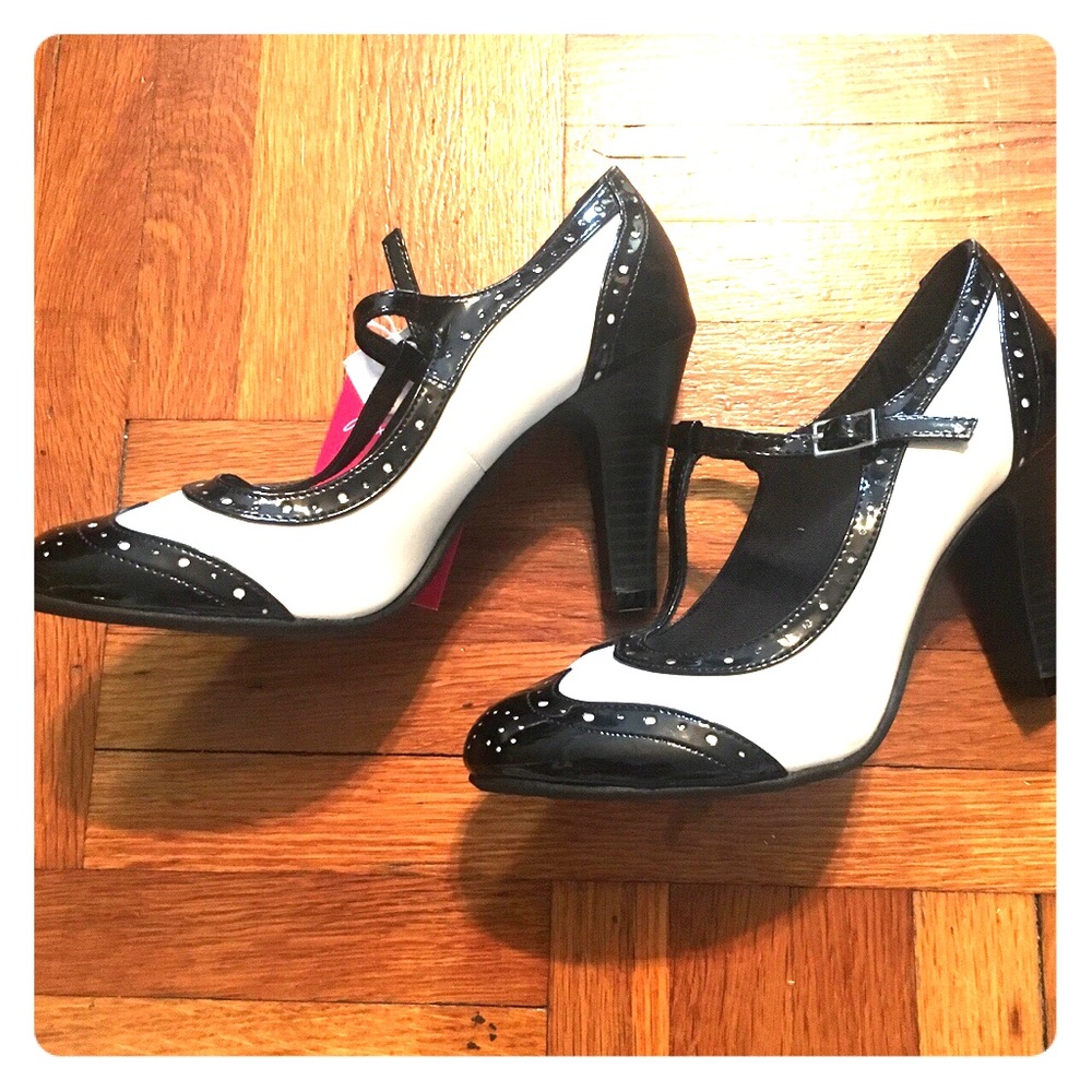 Pinup Saddle Pumps with Straps